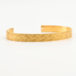 Cuff bracelet in engraved braid