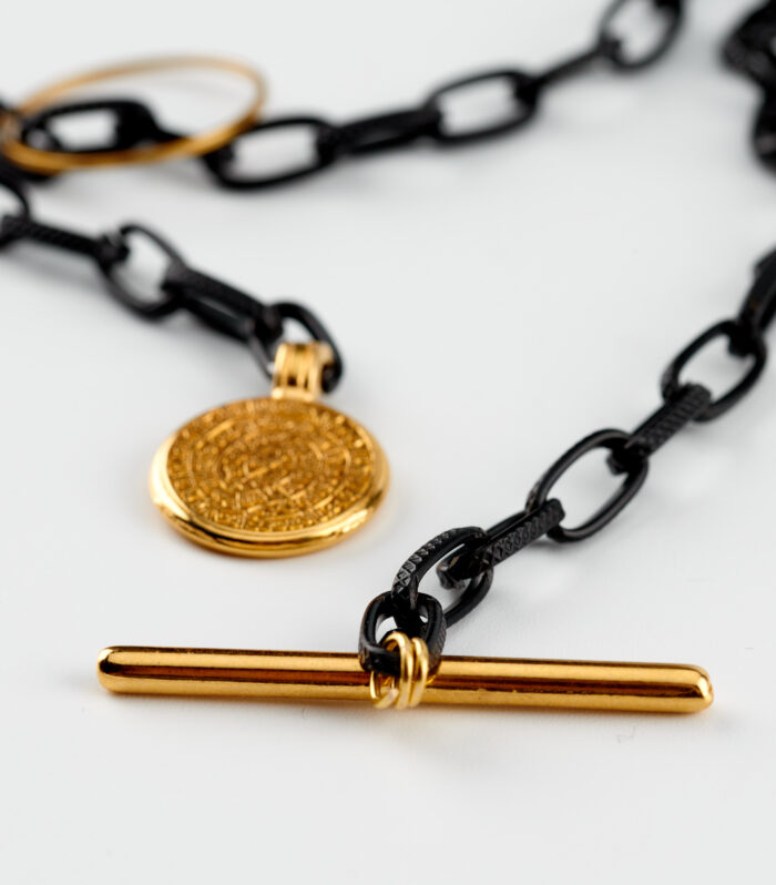 black faistos gold necklace