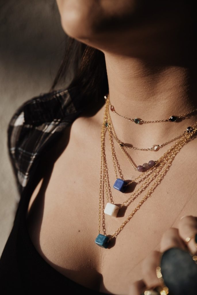 Chain layering στα κολιέ: o γυναικείος δυναμισμός μέσα από τα κοσμήματα