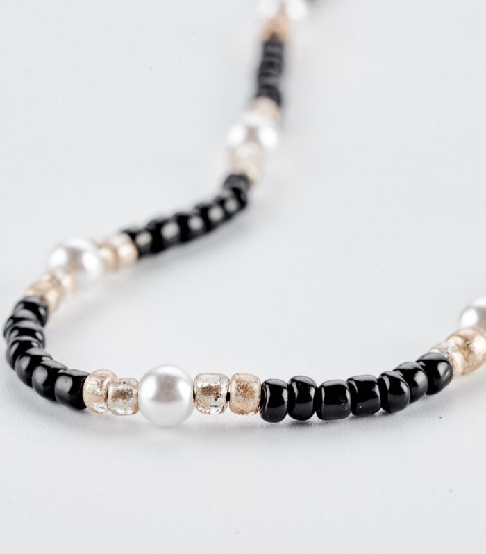 Χειροποίητο phone strap με μαύρες χάντρες και πέρλες